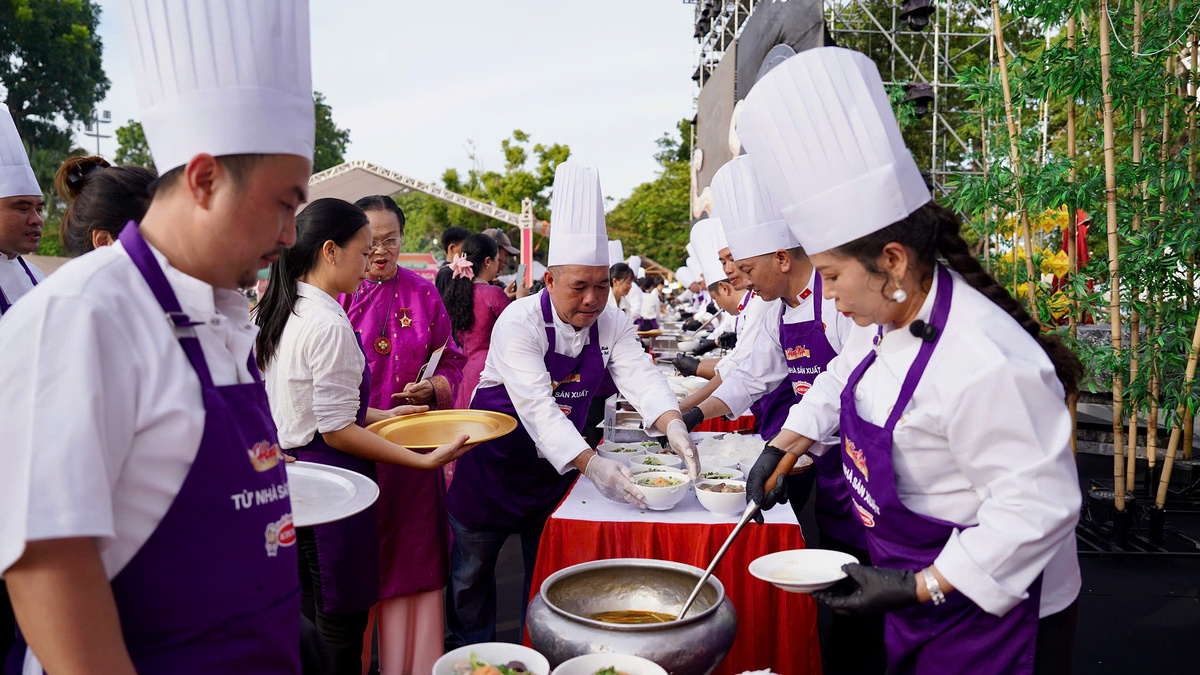 Nấu bún bò Huế xác lập kỷ lục Việt Nam