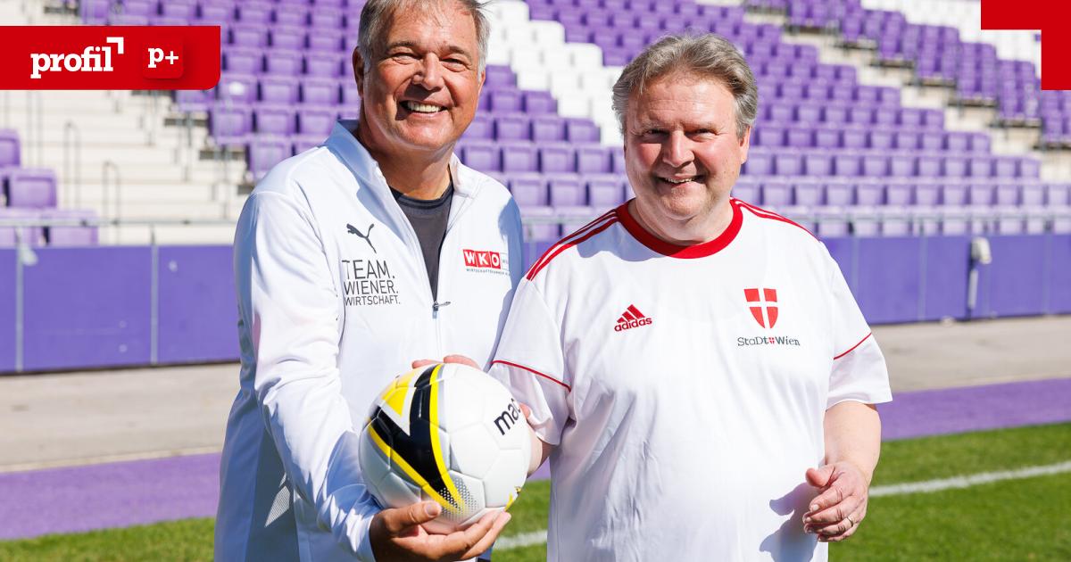 Michael Ludwig und Walter Ruck mit Fußball in der Hand