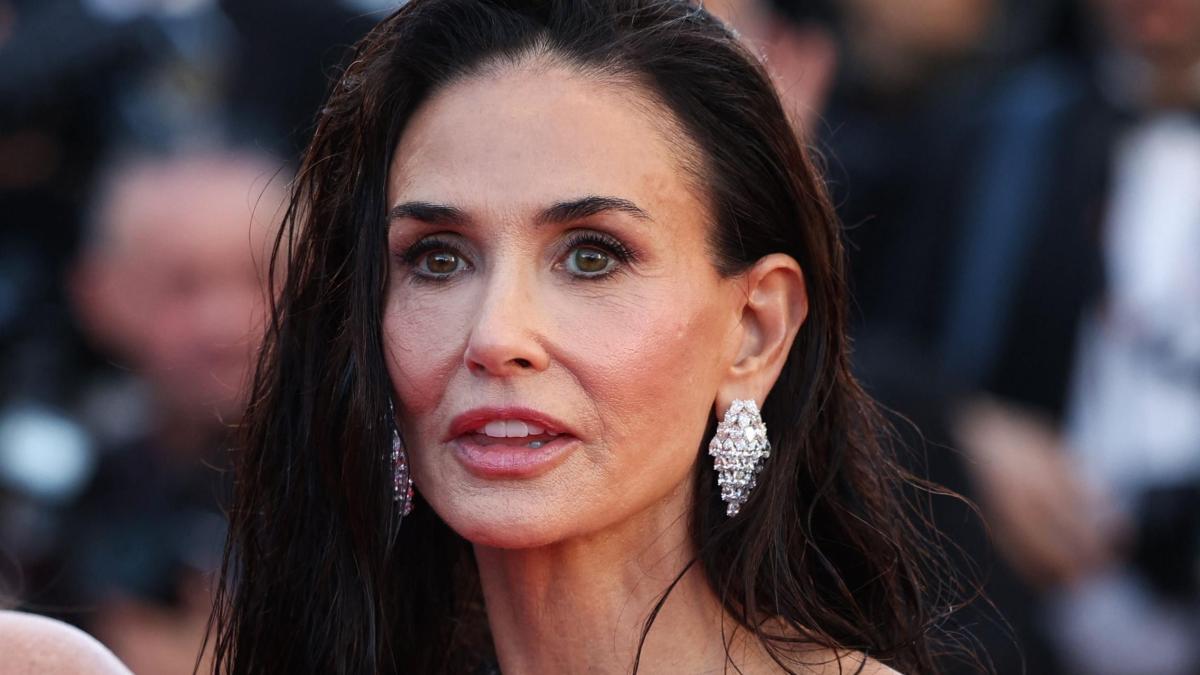 Demi Moore apuesta por la moda oversize tras las críticas por su extrema delgadez