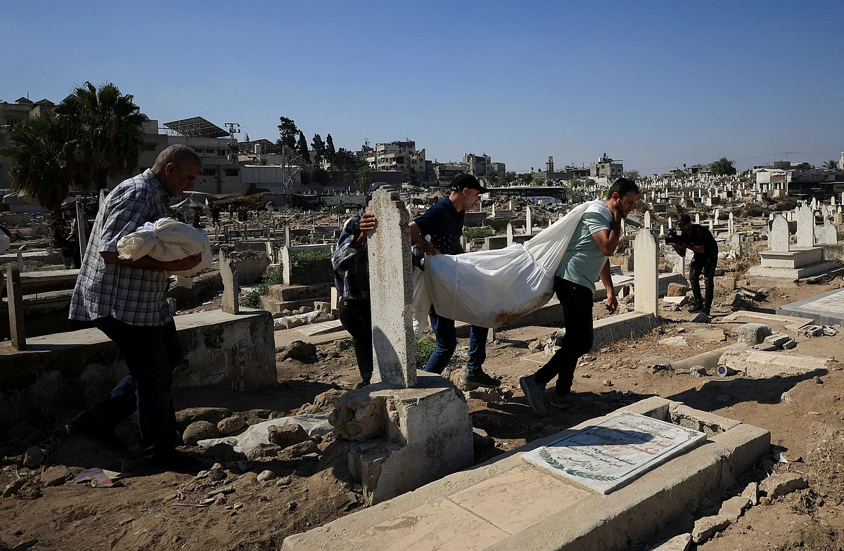 Israeli Airstrikes Kill Seven and Destroy Hospital Warehouses in Gaza