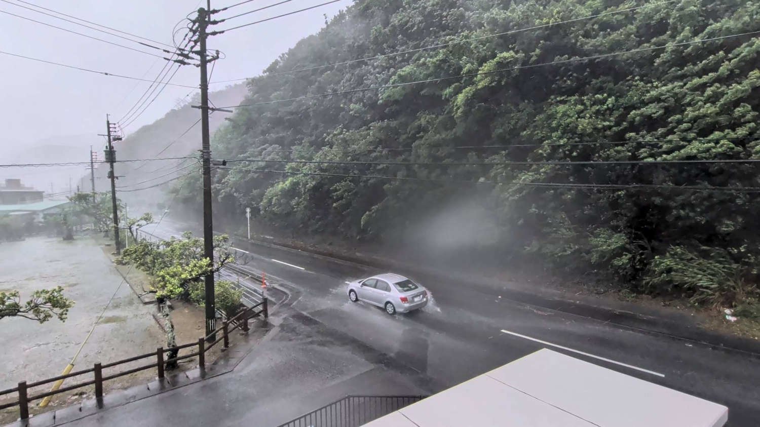 Typhoon Dolphin Hits Okinawa and Kagoshima, Prompting Closures in China