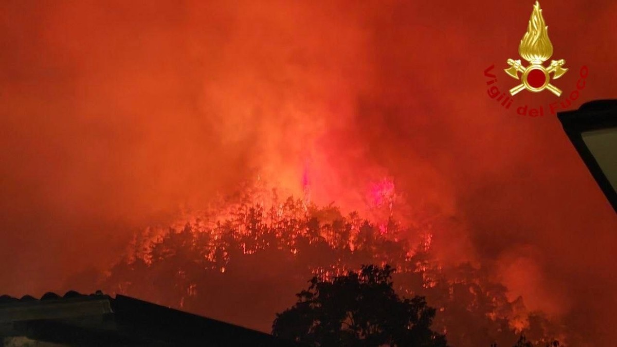 Italy Wildfires Force Hundreds to Evacuate Amid Heat Wave