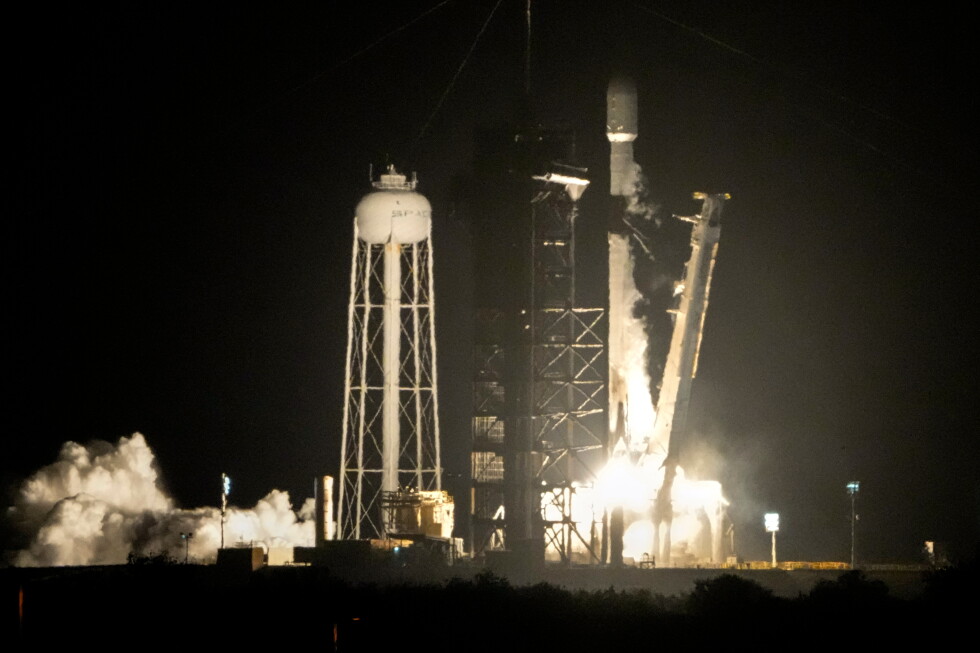 A SpaceX Falcon 9 rocket lifts off from pad 39A with a payload of a pair of lunar landers at the Kennedy Space Center in