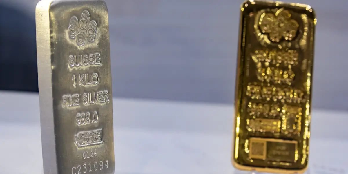 Gold and Silver Prices Fall as U.S. Fed Shifts and Yields Rise