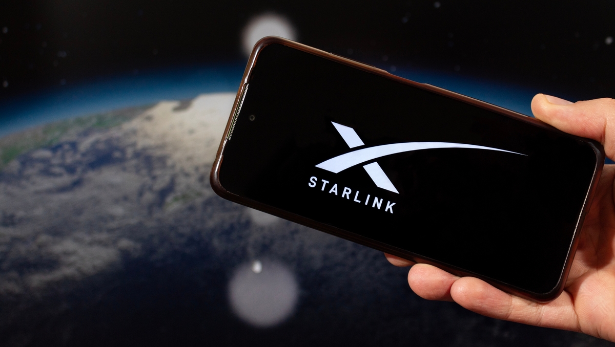 SpaceX Plans Hybrid Mobile Network to Boost Starlink Direct-to-Cell Service
